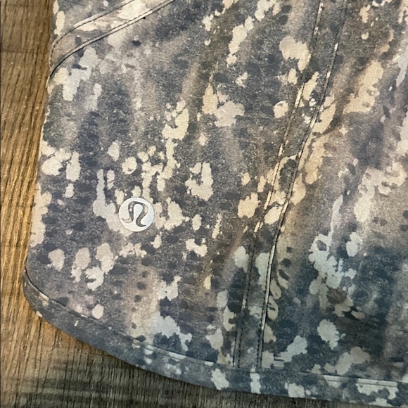 Lululemon Tracker LR Short 4in Lined size 8 - Picture 4 of 5